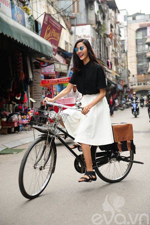 Dính váy vào xe đạp cô gái xinh đẹp vô tình phô bày khung cảnh xấu hổ lộ  nguyên vòng ba siêu gợi cảm  Netizen  Việt Giải Trí